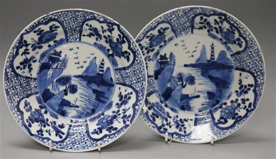 A pair of 18th century Chinese blue and white plates diameter 21cm